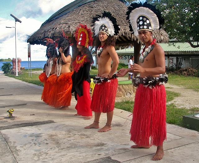 Natives greeting the tourists on Moorea