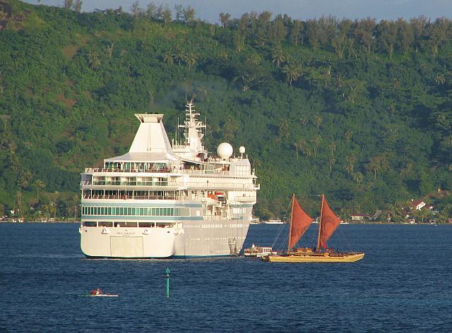 Vaka passes the Paul Gauguin