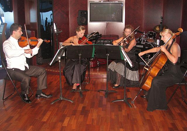 String quartet at tea time (4:00 to 5:00) in Horizons